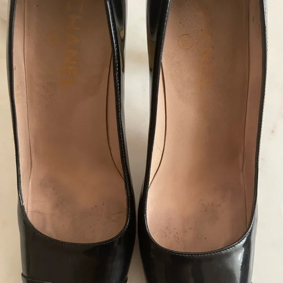 - Timeless Chanel shoes - Picture 4 of 9